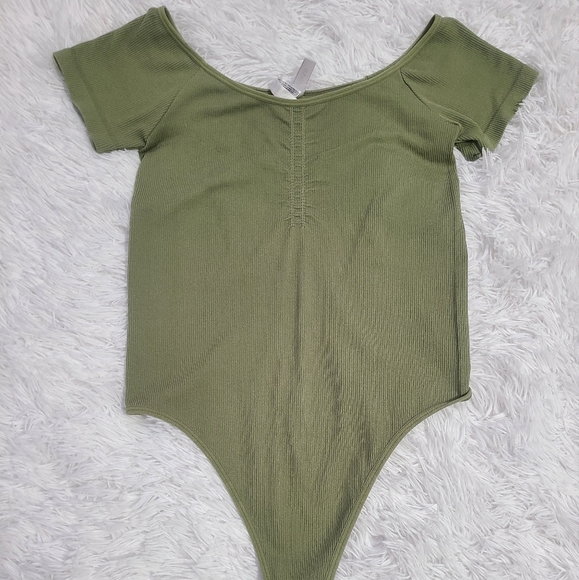 Olive Green Ribbed short sleeve off shoulder Bardot Bodysuit M ruched front - Picture 2 of 3